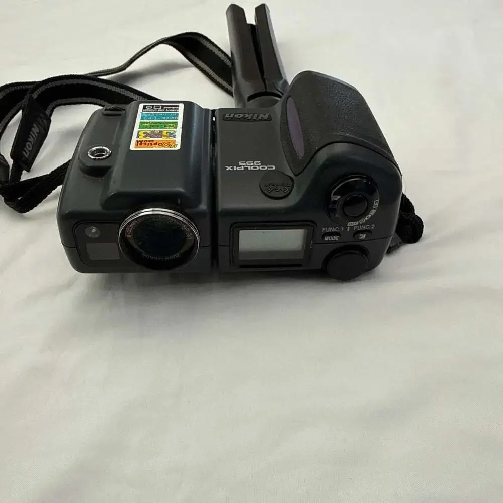 Nikon Coolpix 995 Vintage Digital Camera - ,